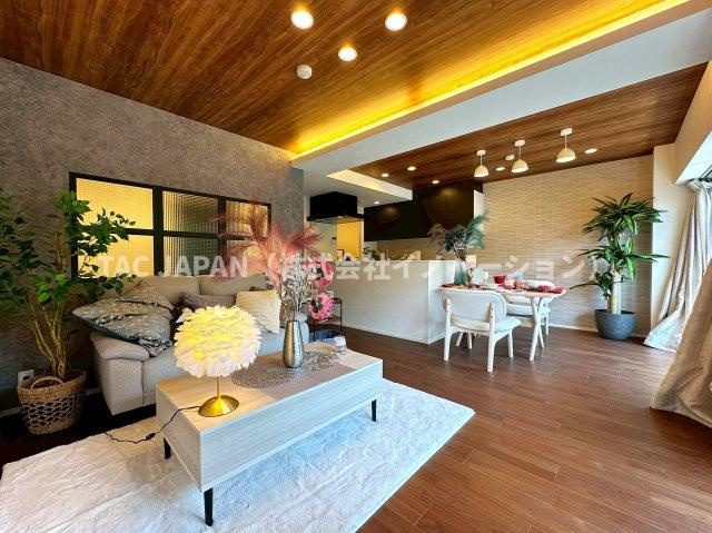 エンゼル鳩ケ谷南弐番館の居間・リビング|デザイナーによる間取変更から、キッチンやお風呂・洗面など水回りの設備機器を一新、床や壁・天井やコンセントやスイッチ類まで全て新品交換するフルリノベーションを行っています。ぜひお気軽に見にいらしてさい。