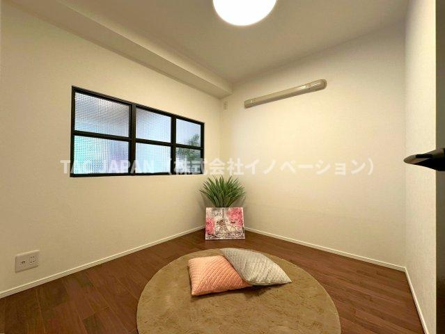 エンゼル鳩ケ谷南弐番館の洋室|リビング側に窓を設置しワークスペースやお子様のお部屋としてもお使いいただける約3.5帖の洋室を新設しました。