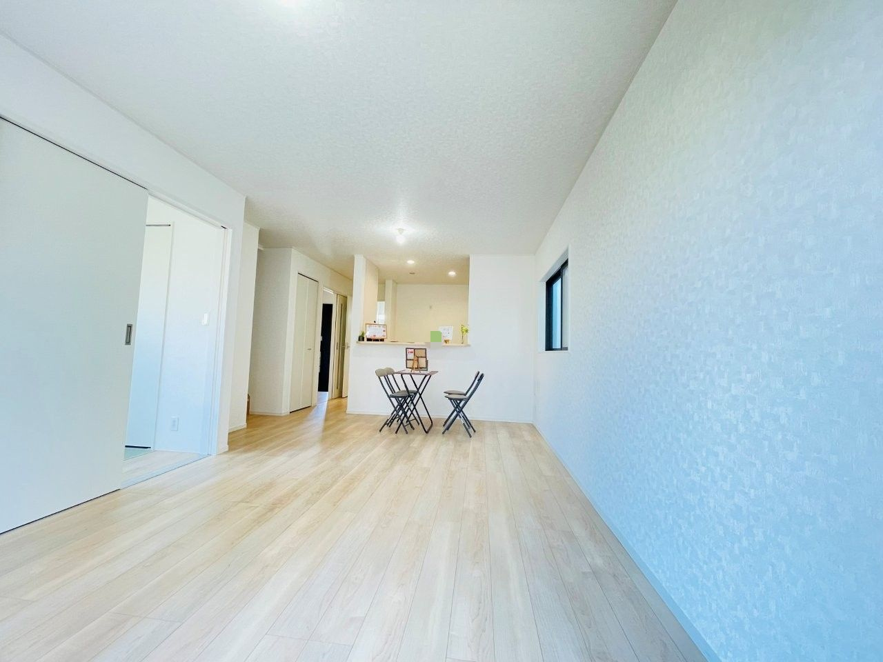 豊田市市木町第4　新築分譲住宅　全2棟　1号棟の居間・リビング|どこにいても家族の顔が見える、明るく開放的なLDK。