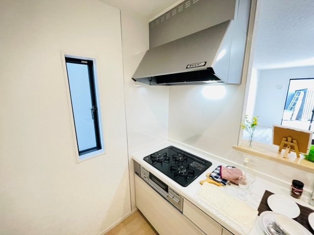 豊田市市木町第4　新築分譲住宅　全2棟　1号棟のキッチン|便利な3口コンロ。