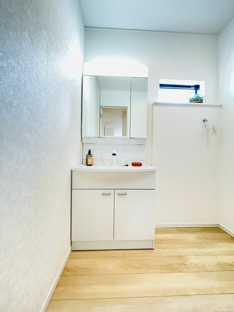 豊田市市木町第4　新築分譲住宅　全2棟　1号棟の独立洗面台|三面鏡仕様の洗面台！鏡の裏は収納になっています♪