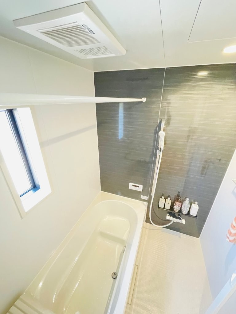 豊田市市木町第4　新築分譲住宅　全2棟　1号棟の浴室|１坪タイプのユニットバス！浴槽は断熱材入りでお湯が冷めにくいです♪浴室乾燥機で梅雨の時期は洗濯物を乾かせます！
