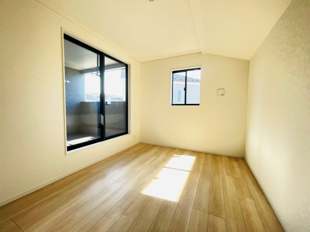 豊田市市木町第4　新築分譲住宅　全2棟　1号棟の洋室|大きな窓からたっぷりと陽光が注がれる明るい空間です。