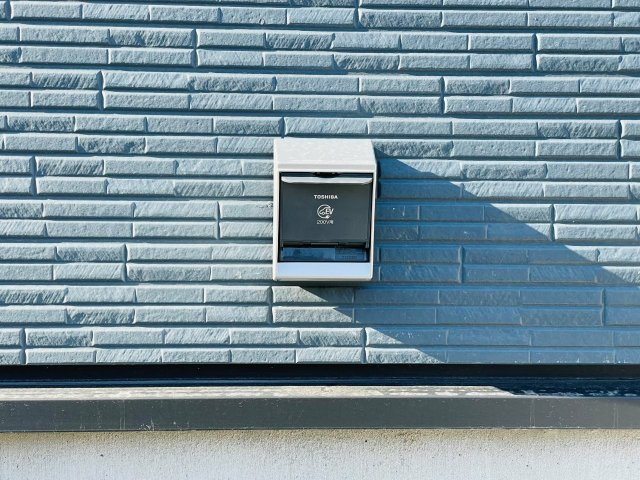 豊田市市木町第4　新築分譲住宅　全2棟　1号棟の発電・温水設備|洗車時や防犯カメラの設置、電気自動車の充電にも使える屋外電源付き。