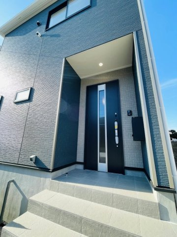 豊田市市木町第4　新築分譲住宅　全2棟　1号棟の玄関|玄関ポーチがあるので、雨の日でも濡れることがなくドアの開け閉めができます。