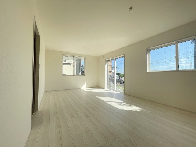 三郷市幸房　新築戸建　全1棟の居間・リビング|同施工会社の参考写真になります。