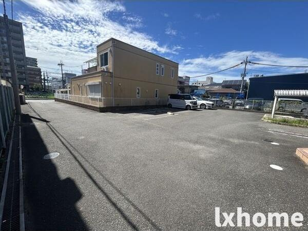ハイツ東一津屋公輝の駐車場