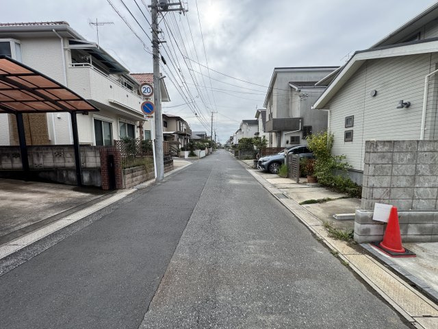 市川市大野町１丁目新築戸建【大野小学校：10分】の前面道路含む現地写真|東側前面道路・幅員約6ｍ
