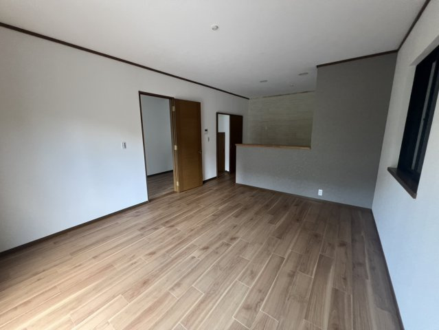 清滝中町中古戸建の居間・リビング|おしゃれな居間です