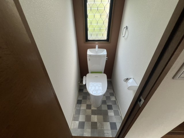清滝中町中古戸建のトイレ|１階のトイレです