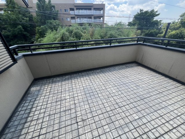 清滝中町中古戸建のバルコニー|開放的で明るい空間を演出してくれるバルコニーです