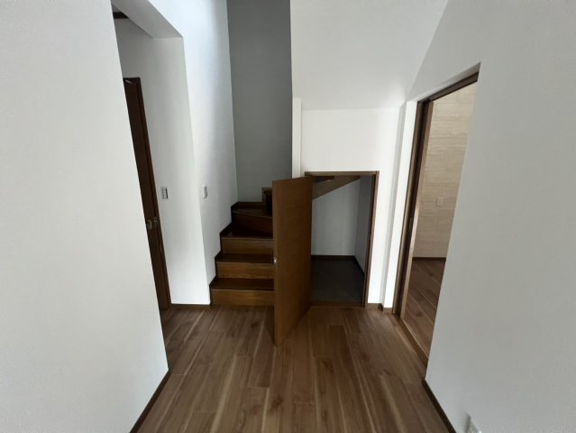 清滝中町中古戸建の収納|階段下に収納あります。