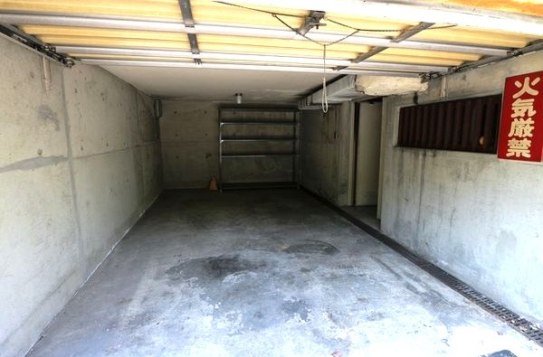 昭和区高峯町貸家の駐車場
