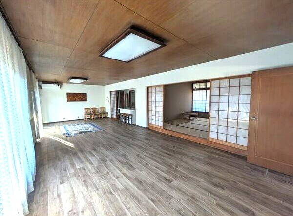 昭和区高峯町貸家の居間・リビング