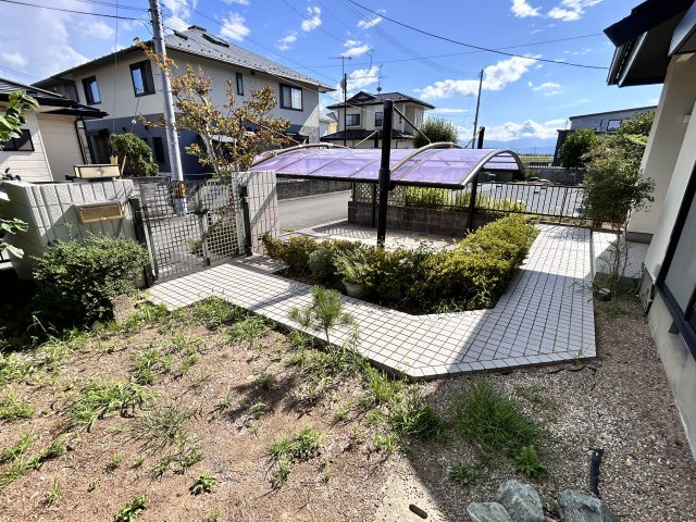 【庭】 | ＼大空間の６LDK！建坪49坪の広々中古住宅／ | 玄関アプローチ