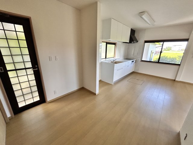 【キッチン】 | ＼大空間の６LDK！建坪49坪の広々中古住宅／