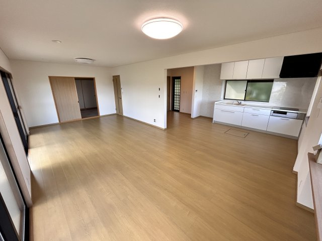 【居間・リビング】 | ＼大空間の６LDK！建坪49坪の広々中古住宅／