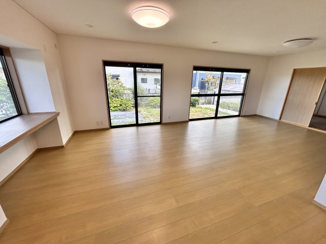 【居間・リビング】 | ＼大空間の６LDK！建坪49坪の広々中古住宅／