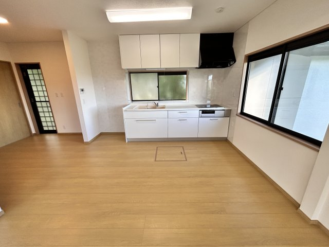 【キッチン】 | ＼大空間の６LDK！建坪49坪の広々中古住宅／