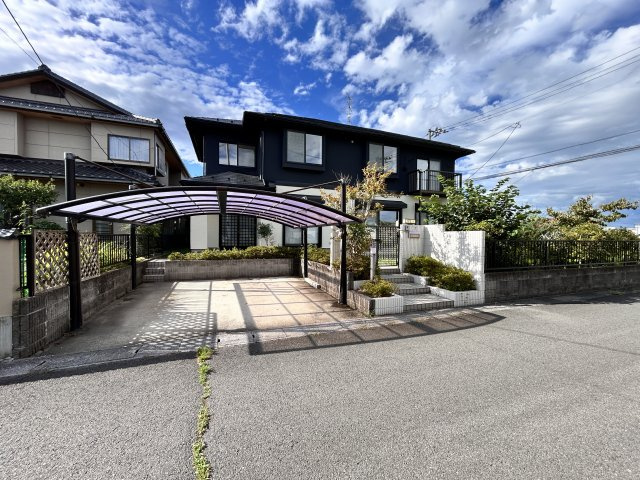 【外観】 | ＼大空間の６LDK！建坪49坪の広々中古住宅／