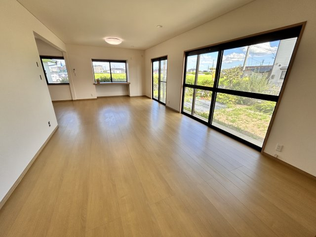 【居間・リビング】 | ＼大空間の６LDK！建坪49坪の広々中古住宅／