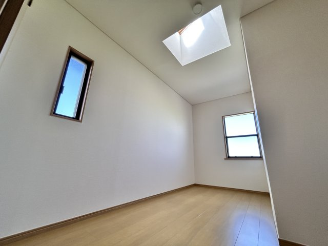 【洋室】 | ＼大空間の６LDK！建坪49坪の広々中古住宅／