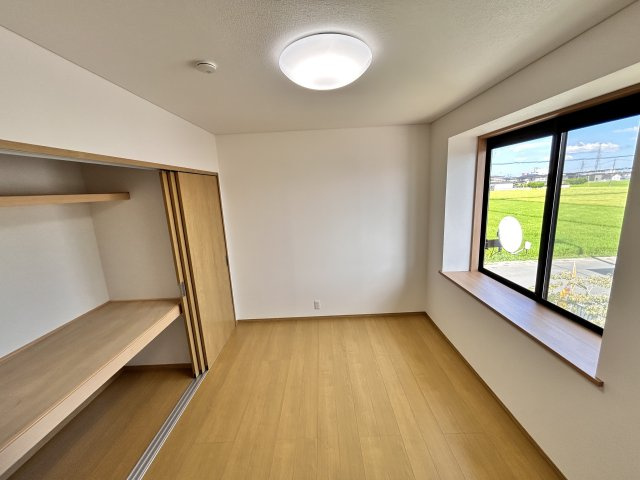 【洋室】 | ＼大空間の６LDK！建坪49坪の広々中古住宅／