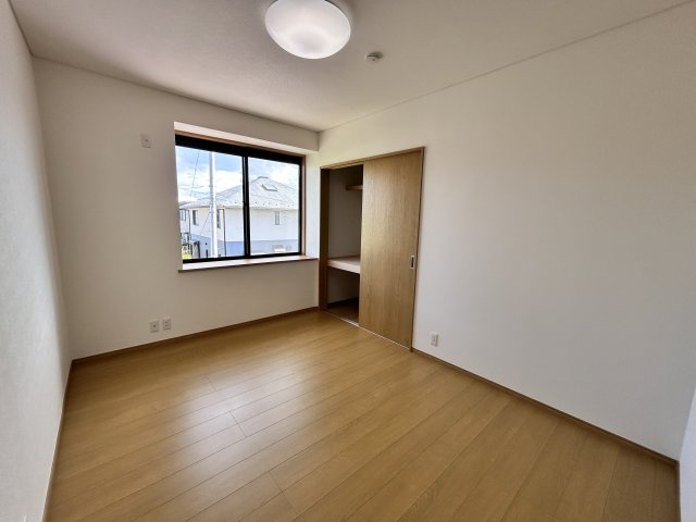 【洋室】 | ＼大空間の６LDK！建坪49坪の広々中古住宅／