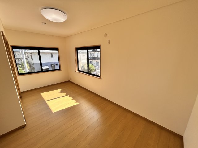 【洋室】 | ＼大空間の６LDK！建坪49坪の広々中古住宅／