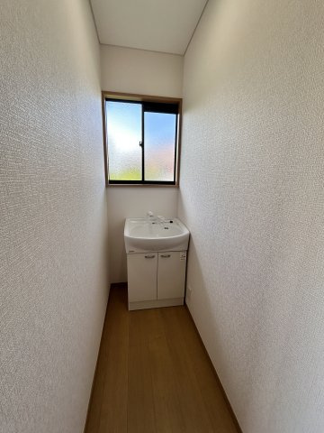 【独立洗面台】 | ＼大空間の６LDK！建坪49坪の広々中古住宅／ | 洗面台は2階にもあります。