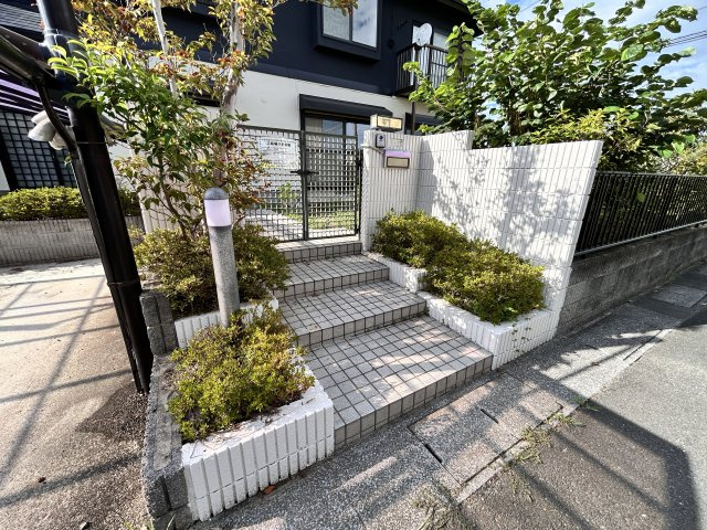 【玄関】 | ＼大空間の６LDK！建坪49坪の広々中古住宅／