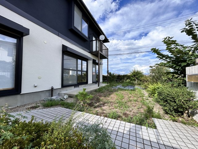 【庭】 | ＼大空間の６LDK！建坪49坪の広々中古住宅／