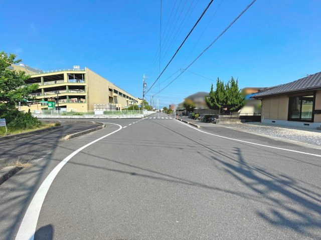 【前面道路含む現地写真】 | 鈴鹿市南玉垣町　平屋 | 前面道路