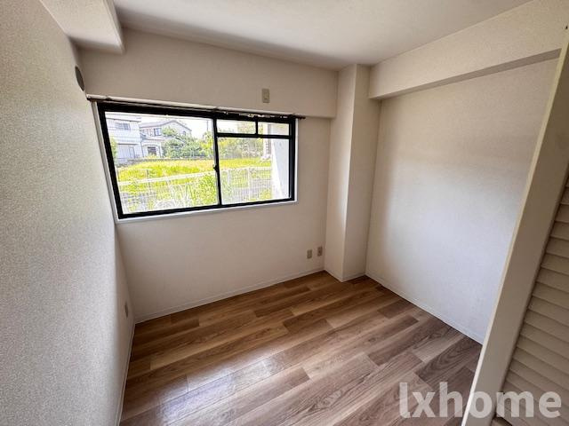 ラジュニール春日丘の寝室|落ち着いた色調の寝室です