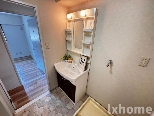 ラジュニール春日丘の独立洗面台|朝の支度にも助かる、独立の洗髪洗面化粧台