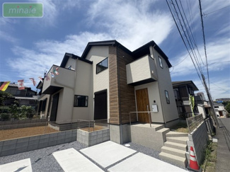 【外観】 | 販売現地
現代的なフォルムが印象的な、スタイリッシュな外観デザイン♪