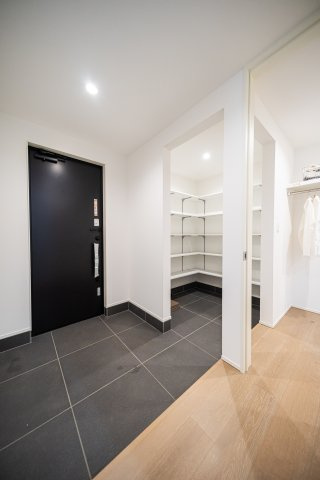 ＼新築モデルハウス／　好評販売中！　御殿場市大坂１期　全１邸の玄関|現地写真