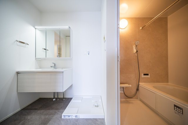 ＼新築モデルハウス／　好評販売中！　御殿場市大坂１期　全１邸の脱衣所|現地写真