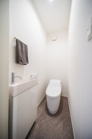 ＼新築モデルハウス／　好評販売中！　御殿場市大坂１期　全１邸のトイレ|現地写真