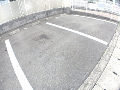 【駐車場】 | ブルーマウンテンⅢ | 駐車場があるので、車を買う予定の方も安心です