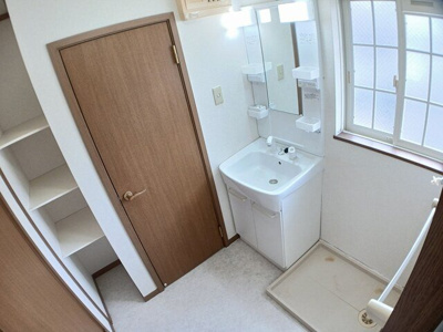 【洗面所】 | ブルーマウンテンⅢ | 脱衣スペースもあります