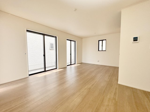 草加市新里町　新築分住宅　限定１棟の居間・リビング|【リビング】明るい光が射し込む、広々リビングダイニング。家族とのコミュニケーションがさらに広がります。　※施工例