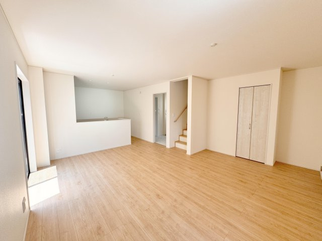 草加市新里町　新築分住宅　限定１棟の居間・リビング|【リビングダイニング】２面採光、明るいリビング♪暖かな光が射し込む、広々リビングダイニング　　※施工例