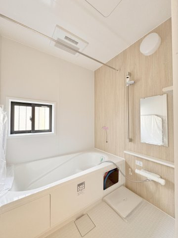 草加市新里町　新築分住宅　限定１棟の浴室|【システムバス】窓付きの明るい開　放感のあるシステムバス。エコフルシャワー・保温浴槽・浴室乾燥機・エコジョーズなどの省エネ設備が標準装備！オシャレな浴室です♪　※施工例