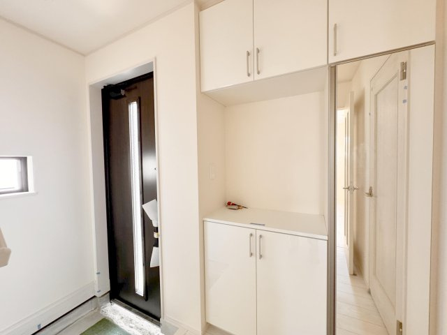 草加市新里町　新築分住宅　限定１棟の玄関|【玄関】高級感のあるオシャレな玄関です。ミラー付きシューズボックスなので全身のコーディネートや身だしなみのチェックに役立ちます♪　※施工例