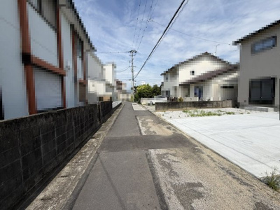 【前面道路含む現地写真】 | 建築条件付き宅地　野市町西野　東棟