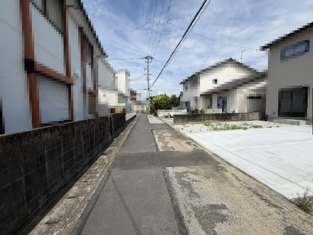 【前面道路含む現地写真】 | 建築条件付き宅地　野市町西野　東棟