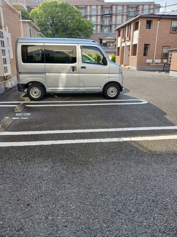 ラミアカ－メラ　ドゥエの駐車場