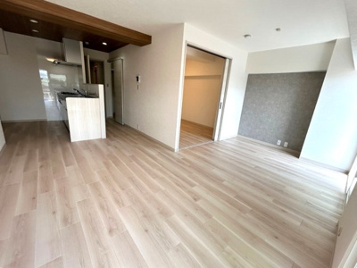 【居間・リビング】 | ■全面改装済み（2025年8月16日）■シャンボール茨木 | 【改装内容】
・浴室新調・キッチン新調・洗面台W750新調・トイレ新調・洗濯機置場新設（給湯器は既設再利用）・掃き出し窓に内窓新規設置・廊下幅広げてます