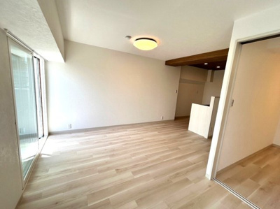 【居間・リビング】 | ■全面改装済み（2025年8月16日）■シャンボール茨木 | 【改装内容】
・浴室新調・キッチン新調・洗面台W750新調・トイレ新調・洗濯機置場新設（給湯器は既設再利用）・掃き出し窓に内窓新規設置・廊下幅広げてます